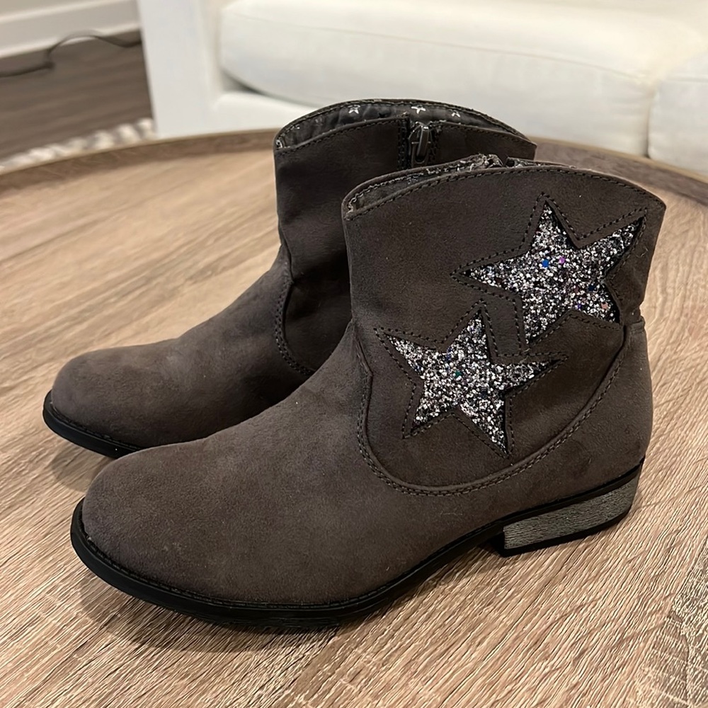 Olive & Edie, girls size 4 taupe suede boots with glitter stars.